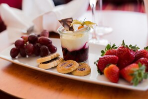 A dessert platter with a layered parfait, strawberries, and cookies on a white plate. - Best Western Plus Hotel Bautzen (Bautzen)