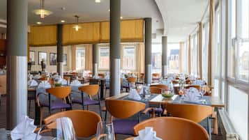Der serveres frokost, aftensmad og lokale retter