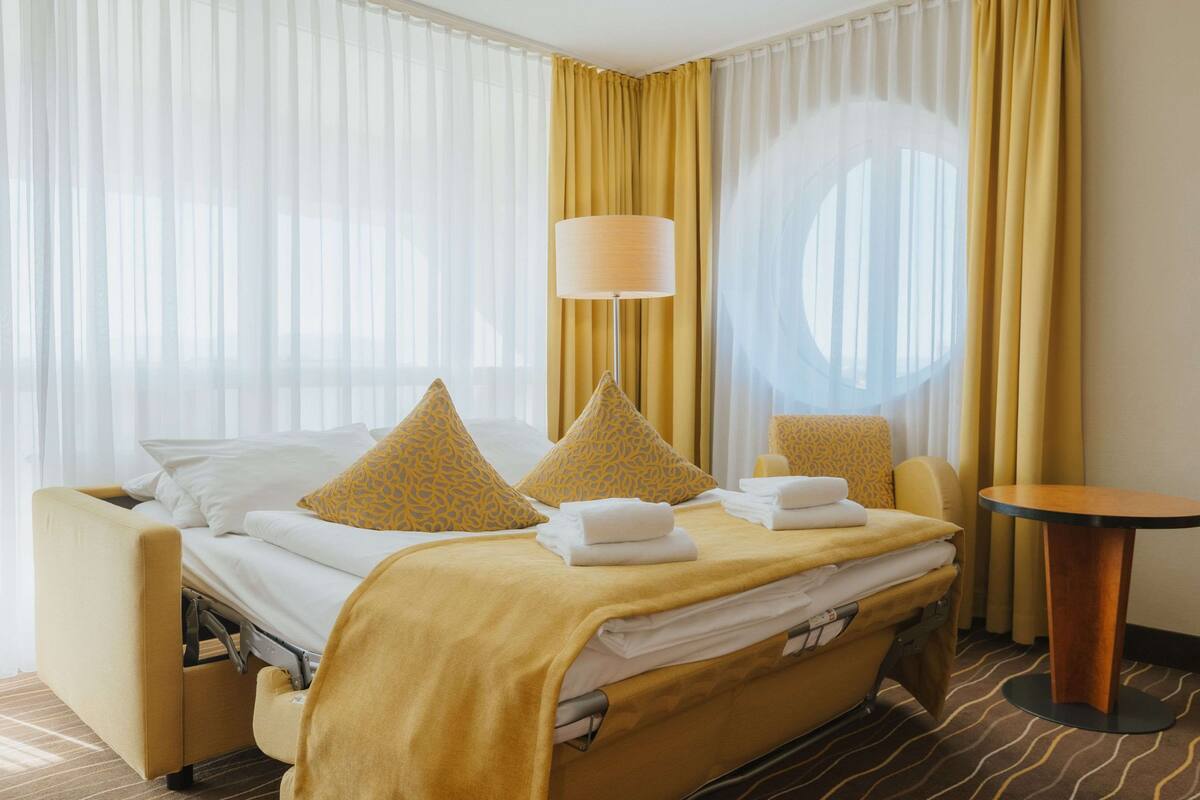 suite, 1 king bed, balcony | 1 bedroom, minibar, in-room safe, desk