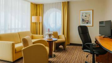 Suite, 1 King-Bett, Balkon | Minibar, Zimmersafe, Schreibtisch, Bügeleisen/Bügelbrett