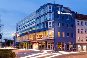 Un hôtel à plusieurs étages, dont la façade est ornée d’une enseigne bien visible indiquant « Best Western PLUS ».