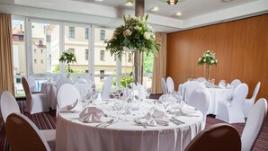 A banquet hall with round tables, white chairs, and floral centerpieces. - Best Western Plus Hotel Bautzen (Bautzen)