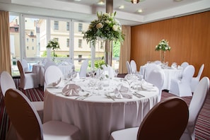 A banquet hall with round tables, white chairs, and floral centerpieces. - Best Western Plus Hotel Bautzen (Bautzen)