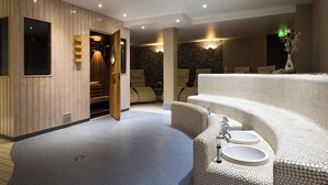 Un spa moderno con una pared de madera, una pared de piedra y una zona de estar con camilla de masaje.