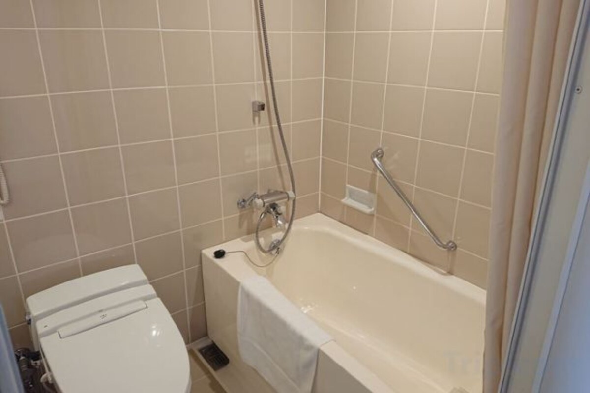 Combined shower/tub, free toiletries, hair dryer, slippers