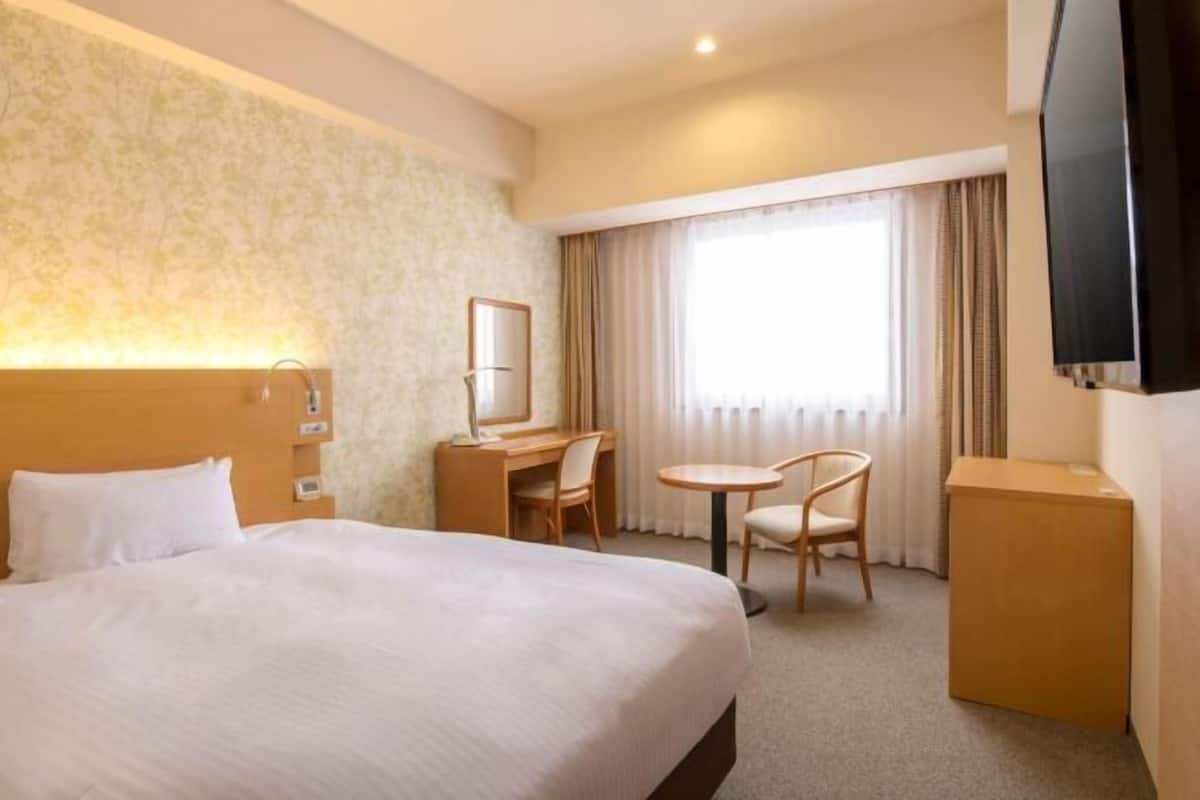 Desk, blackout curtains, free WiFi, bed sheets