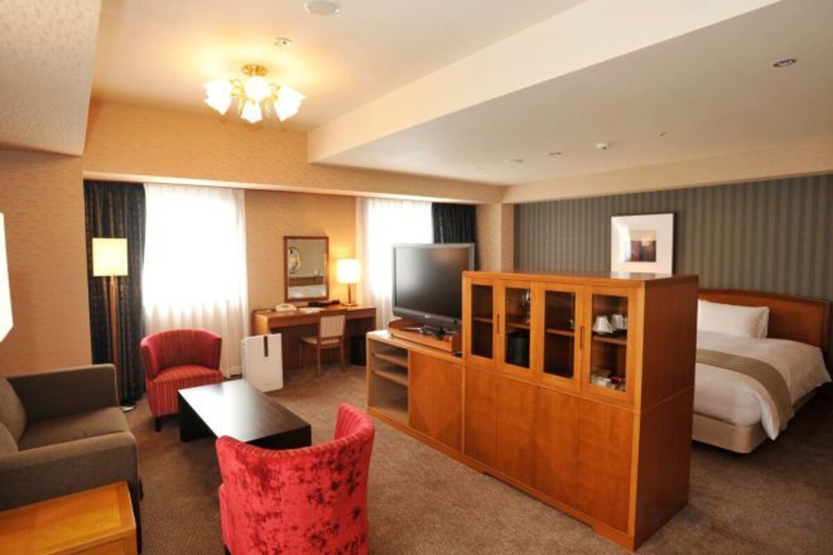 Desk, blackout drapes, WiFi (free), bed sheets