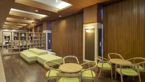 Lobby-lounge