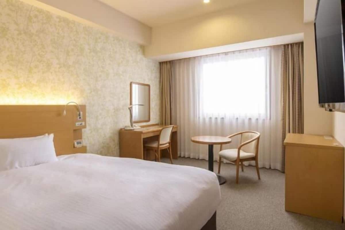 Desk, blackout drapes, free WiFi, bed sheets