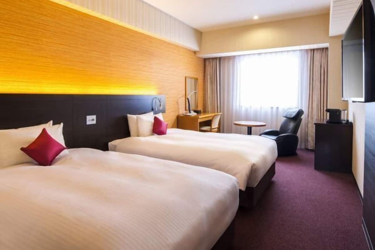 Desk, blackout drapes, free WiFi, bed sheets