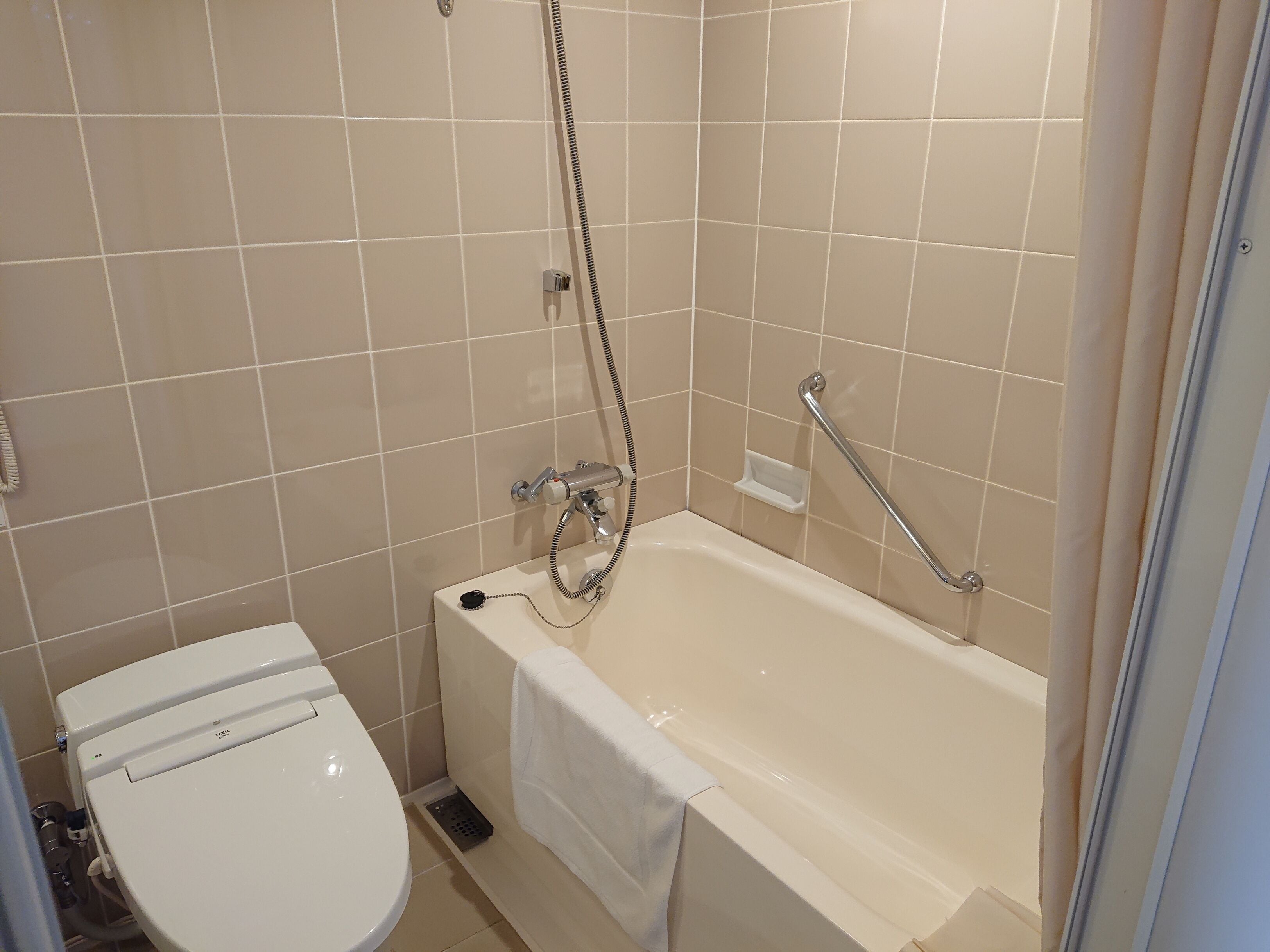 combined shower/bathtub, free toiletries, hair dryer, slippers
