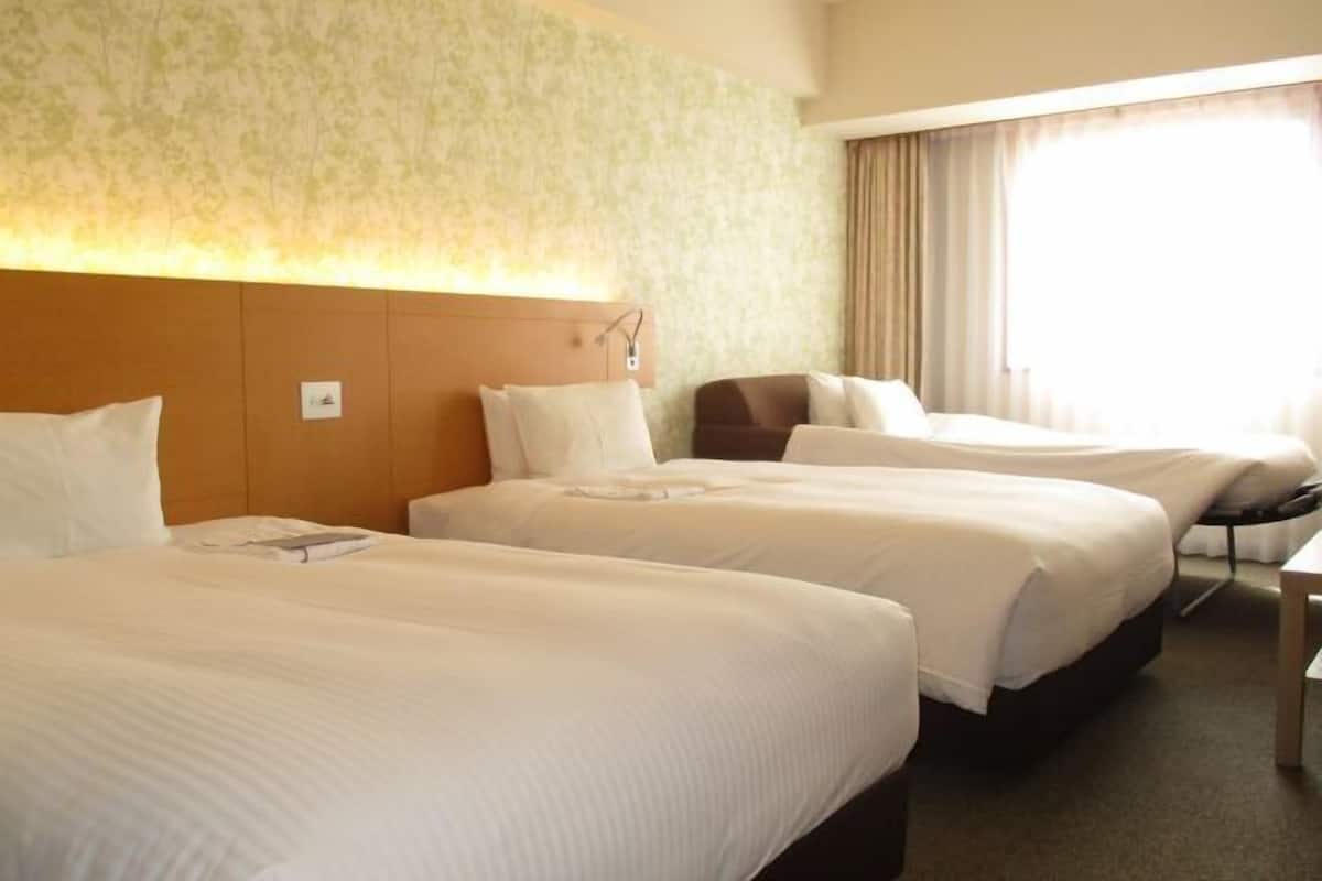 Desk, blackout curtains, free WiFi, bed sheets