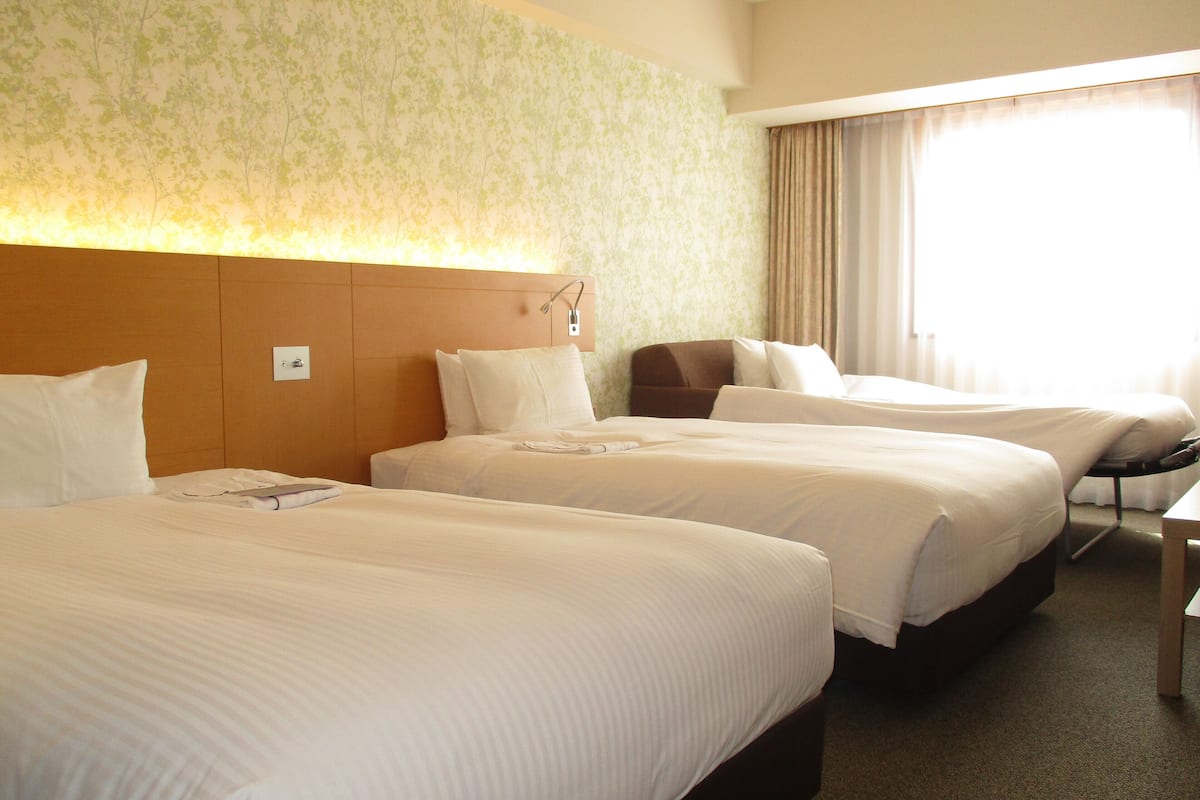 standard triple room, non smoking | desk, blackout curtains, free wifi, bed sheets