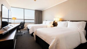 A hotel room with two beds, a desk, a chair, and a large window. - Holiday Inn Express Antofagasta by IHG (Antofagasta)