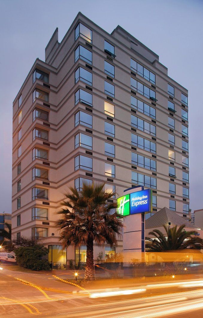 Un hotel de varios pisos con un letrero llamativo de Holiday Inn Express.