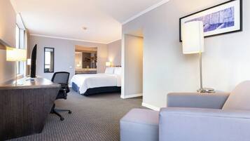Peti besi dalam bilik, meja, kalis bunyi, seterika/papan seterika