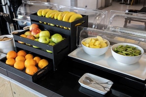 A buffet with various fruits and a pair of scissors on a tray. - Holiday Inn Express Antofagasta by IHG (Antofagasta)