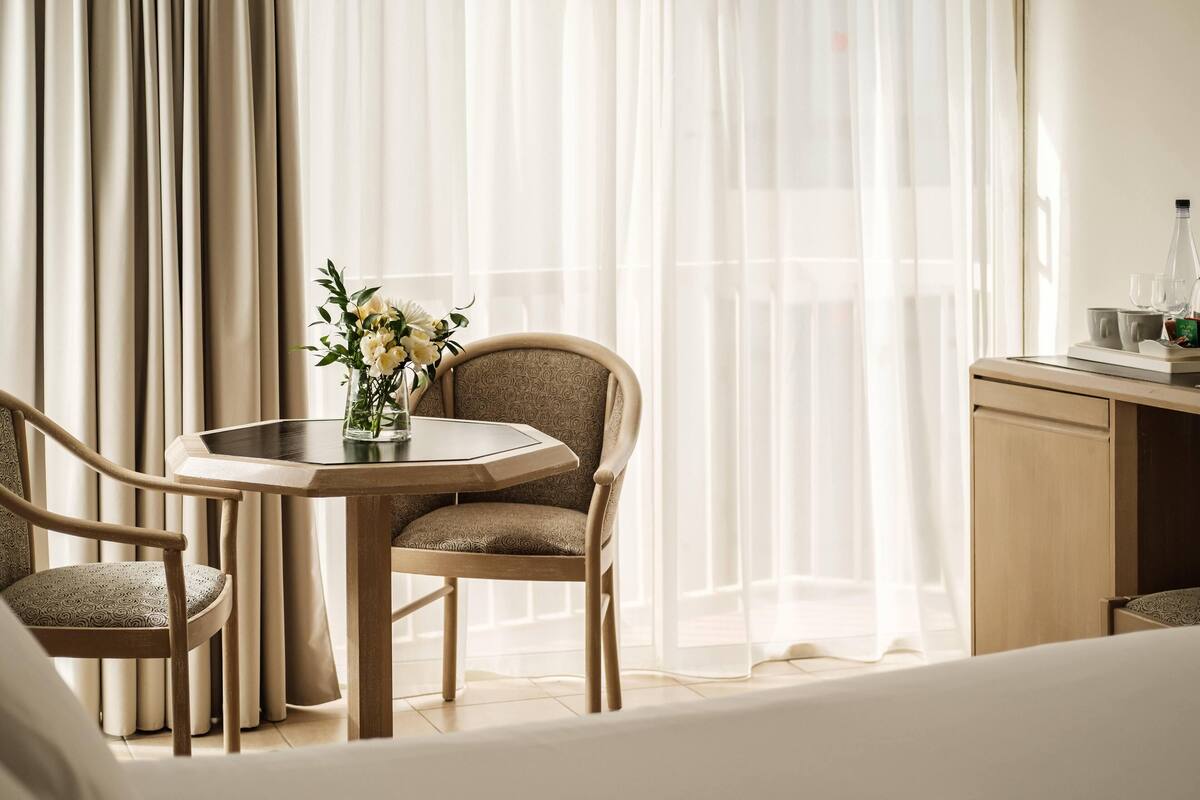 standard double or twin room | premium bedding, minibar, in-room safe, desk