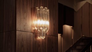 Un interior moderno con una pared de madera y una lámpara de diseño único.