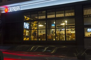 Fachada de la propiedad por la tarde o noche