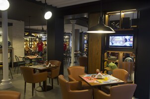 Se sirven desayunos, almuerzos y cenas; cocina internacional