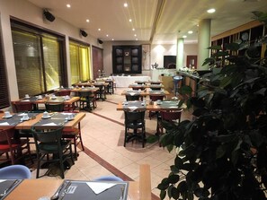 Breakfast, lunch and dinner served - Plaza Hotel (Beirut)