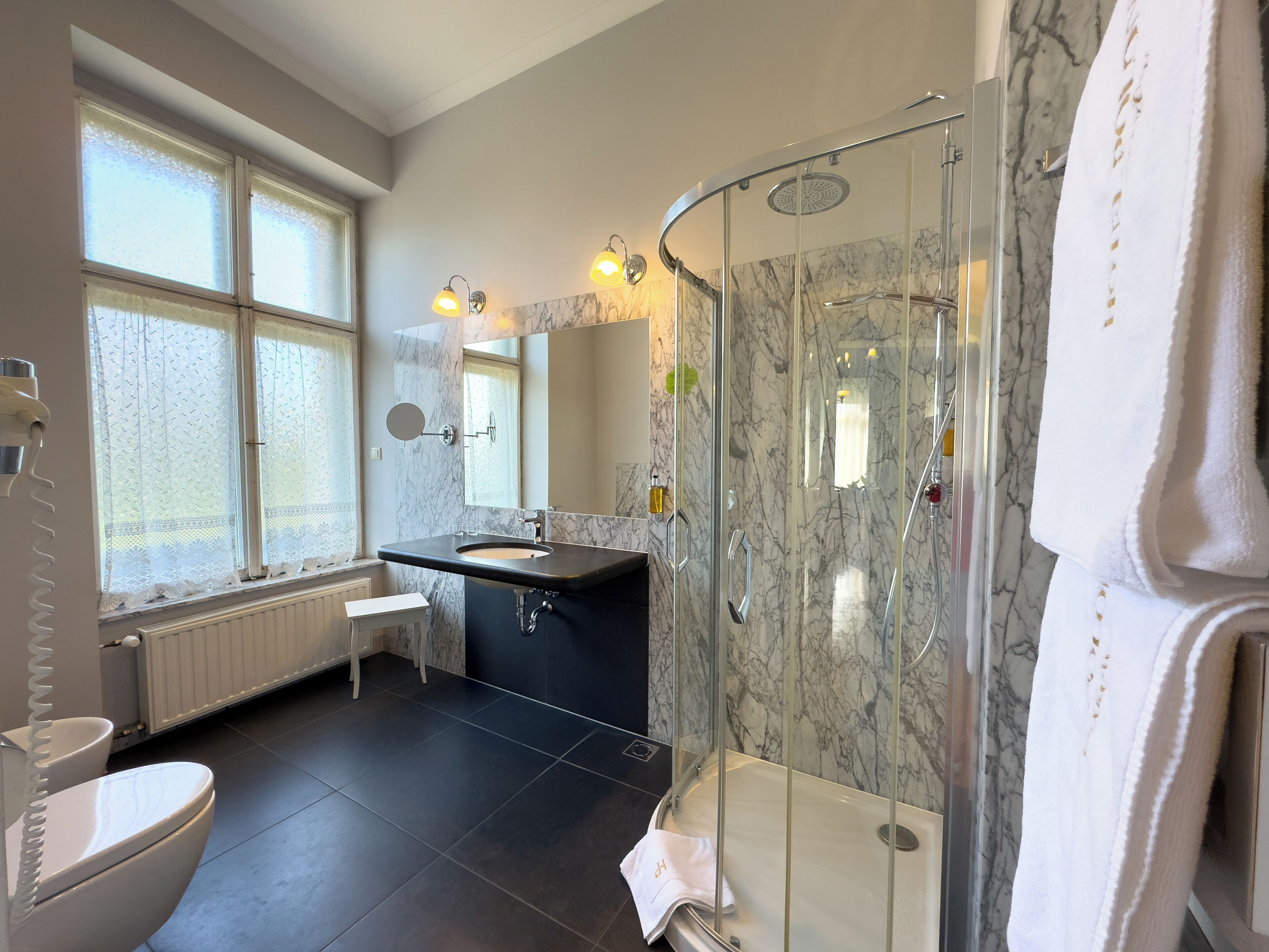 deluxe double room | bathroom | hair dryer, towels, soap, shampoo