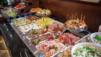 朝食 (ビュッフェ)、毎日提供 (1 名様 65 PLN)