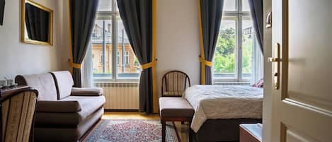Premium Double Room | 1 bilik tidur, peti besi dalam bilik, meja, Wi-fi percuma