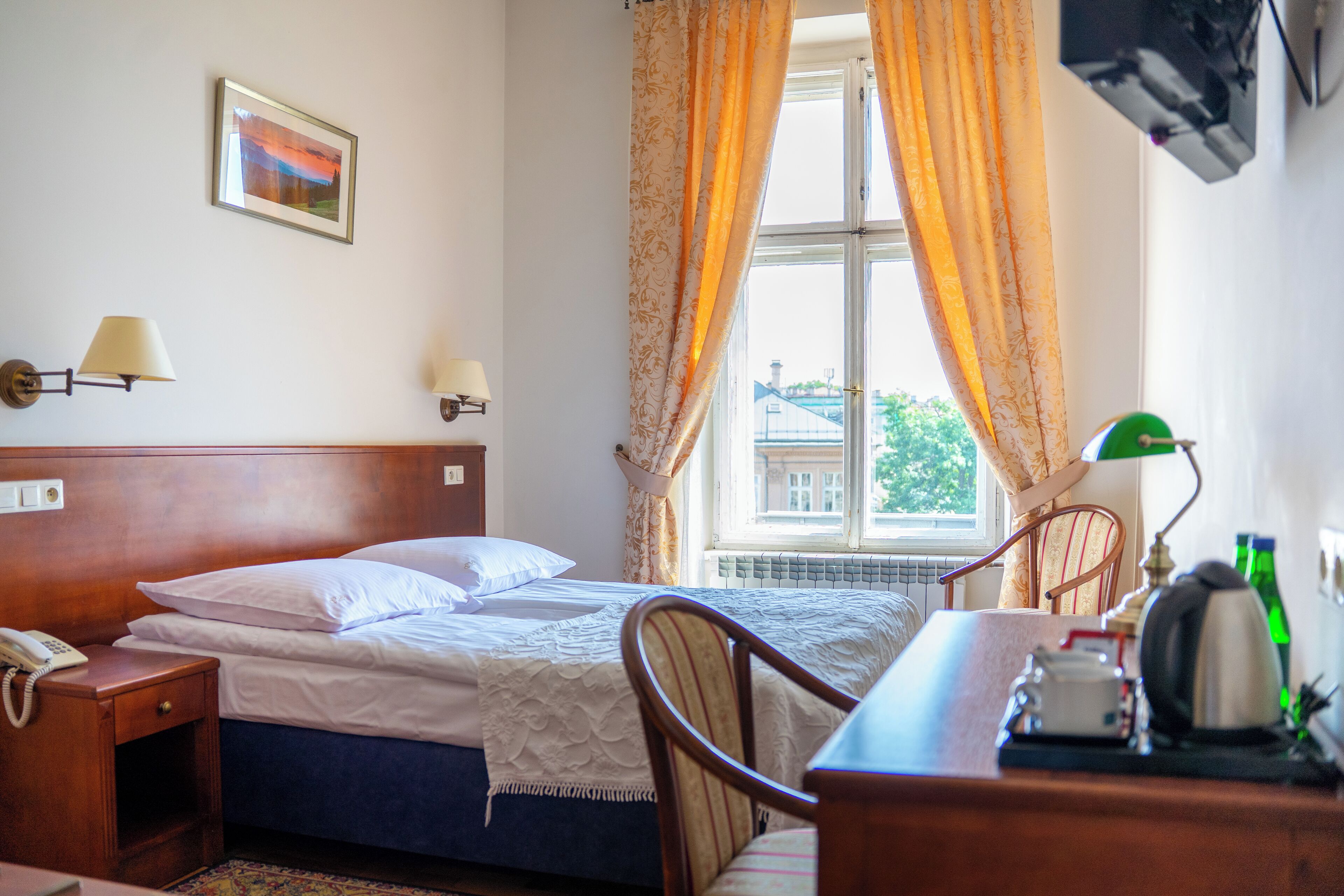 classic double room | 1 bedroom, in-room safe, desk, free wifi