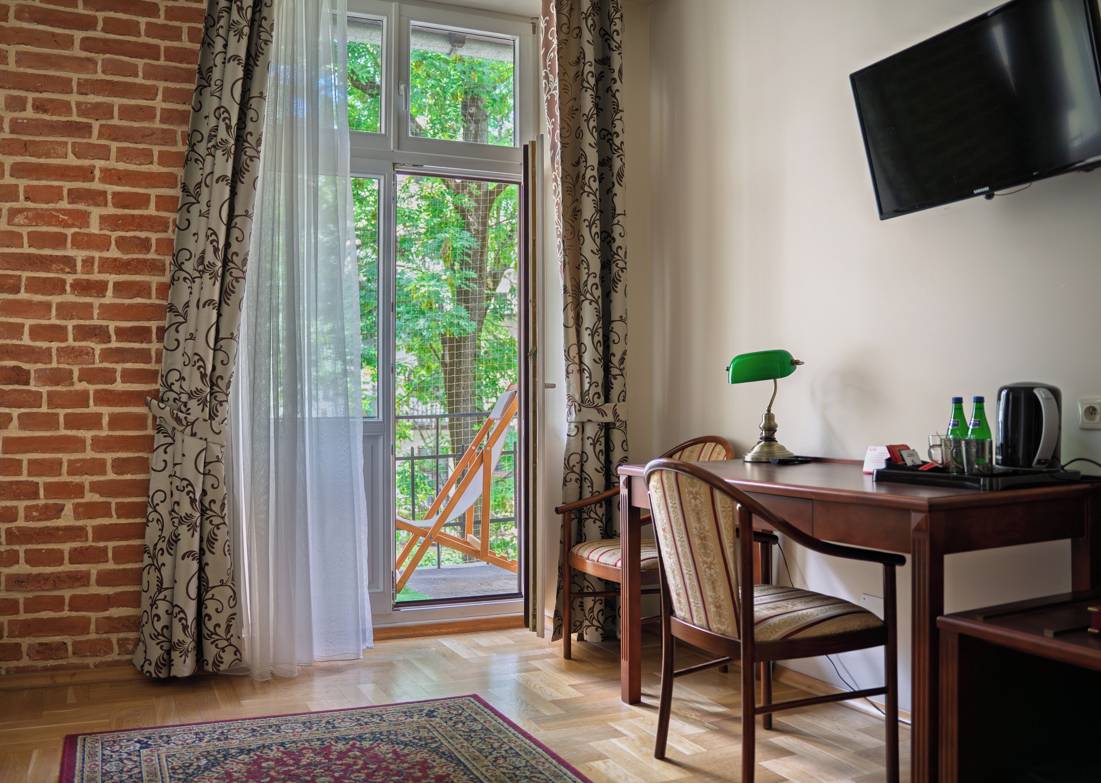 classic double room | 1 bedroom, in-room safe, desk, free wifi