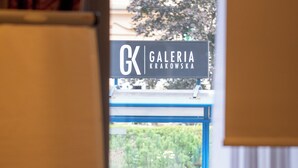 A window view of a building with a sign reading "Galeria Krakowska". - Polonia Hotel (Kraków)