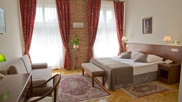 1 habitación, caja de seguridad en la habitación y escritorio
