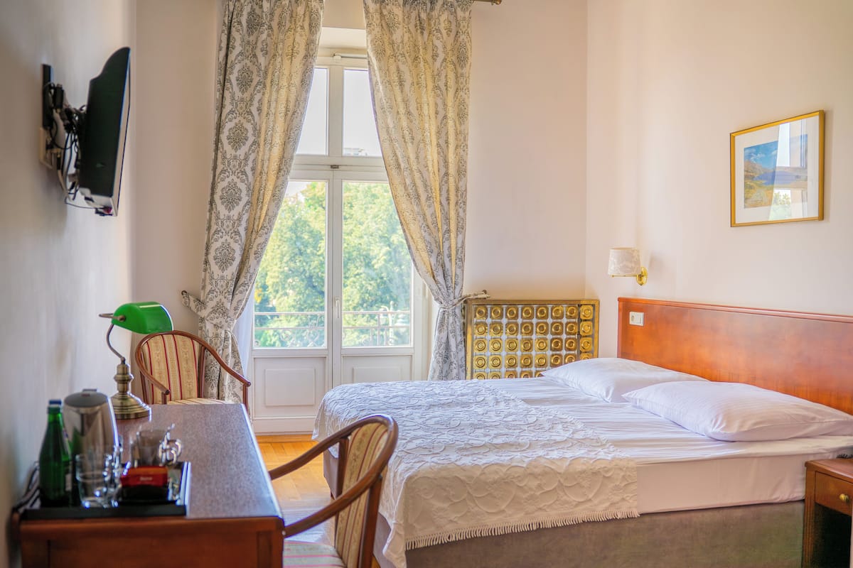 Chambre classique avec lits jumeaux | 1 chambre, coffre-fort, bureau, accĂšs au Wi-Fi (inclus)