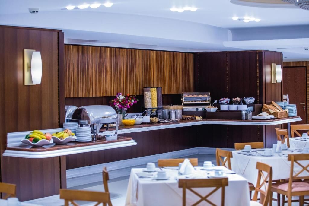 每日供应自助式早餐（每人 EUR 10）