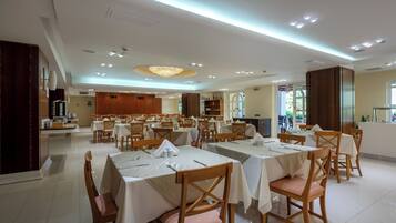 Breakfast, lunch, dinner served; Greek cuisine