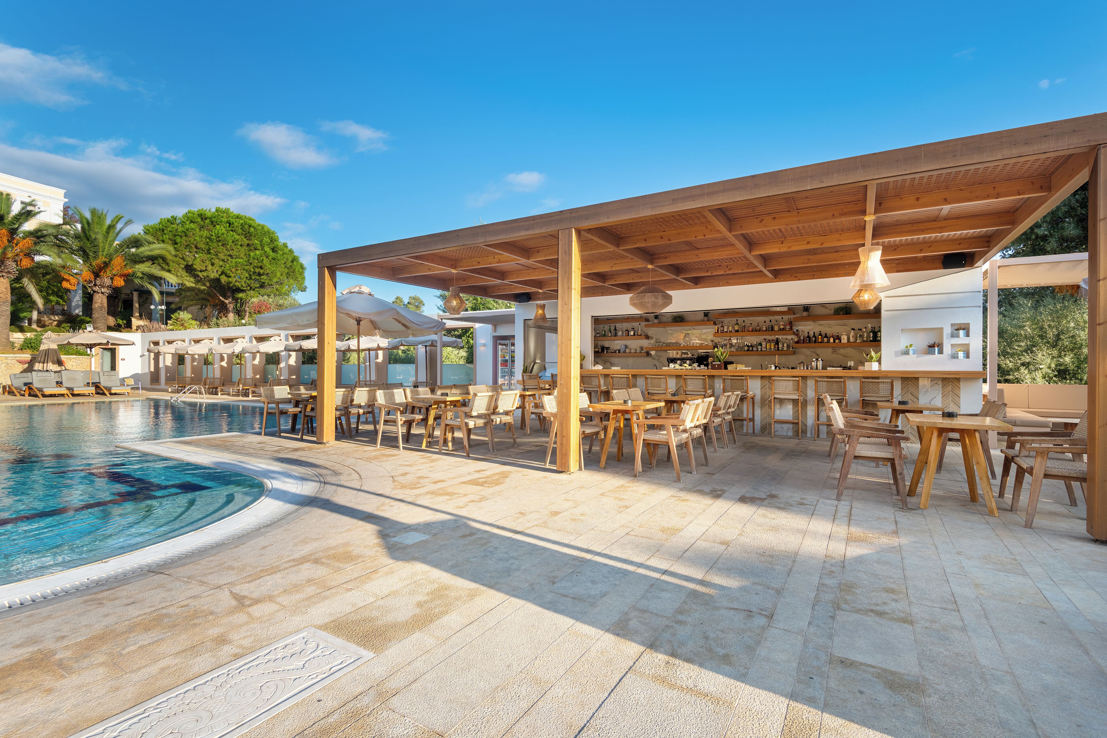 2 bars/lounges, poolside bar