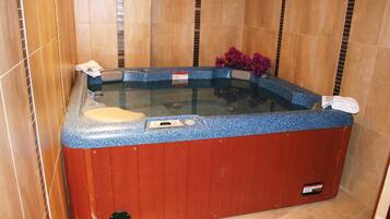 Indoor spa tub