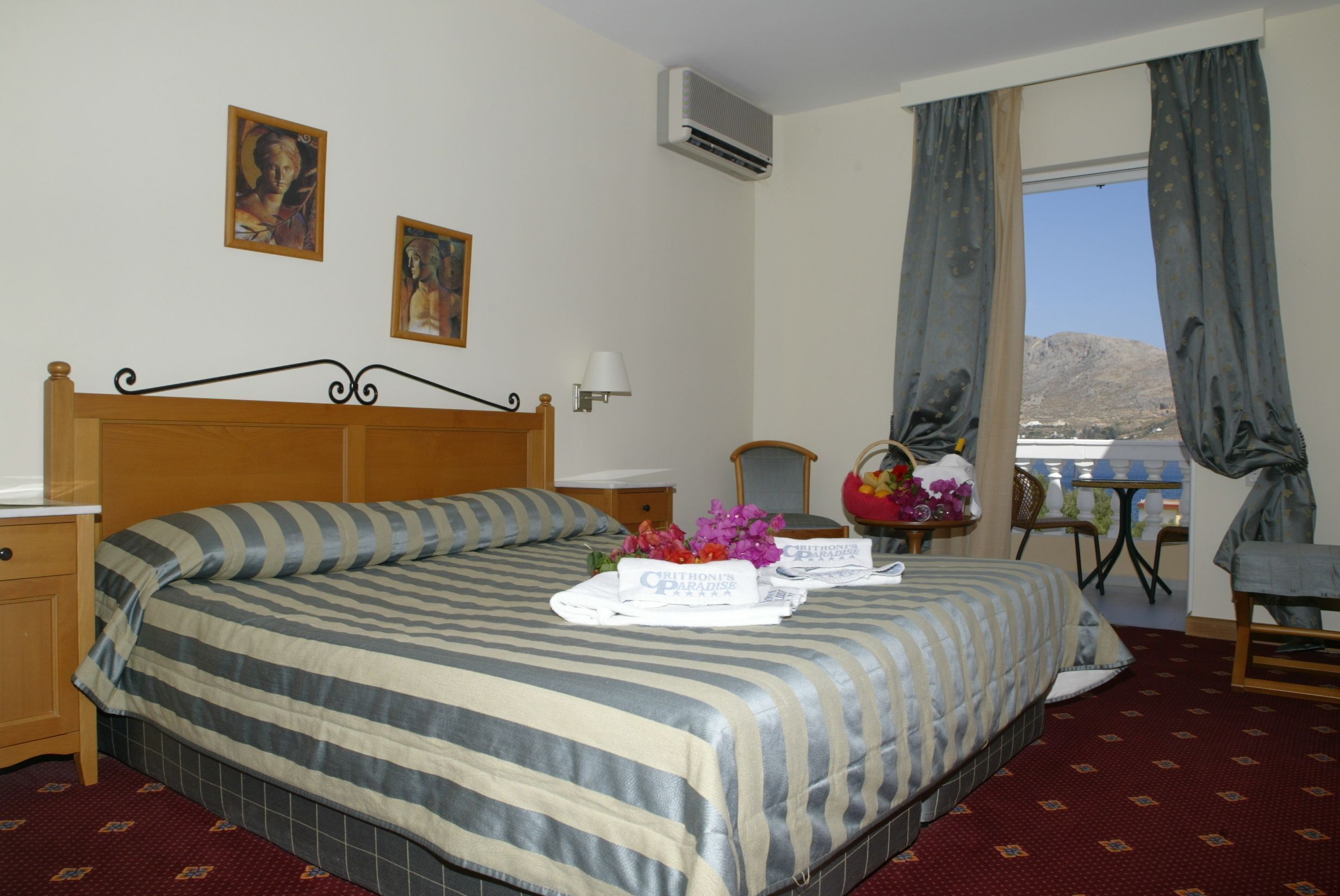 Minibar, in-room safe, free WiFi