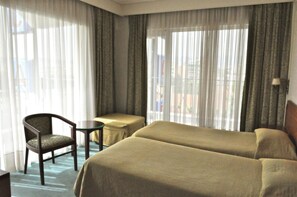 Double or Twin Room | Desk, blackout drapes, free cribs/infant beds, rollaway beds