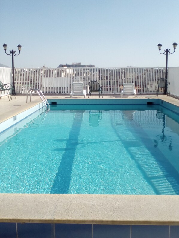 Piscine extérieure, parasols, chaises longues