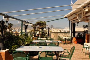 Outdoor dining - Oscar Hotel (Athens)