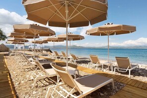 Plage, chaises longues, parasols, serviettes de plage