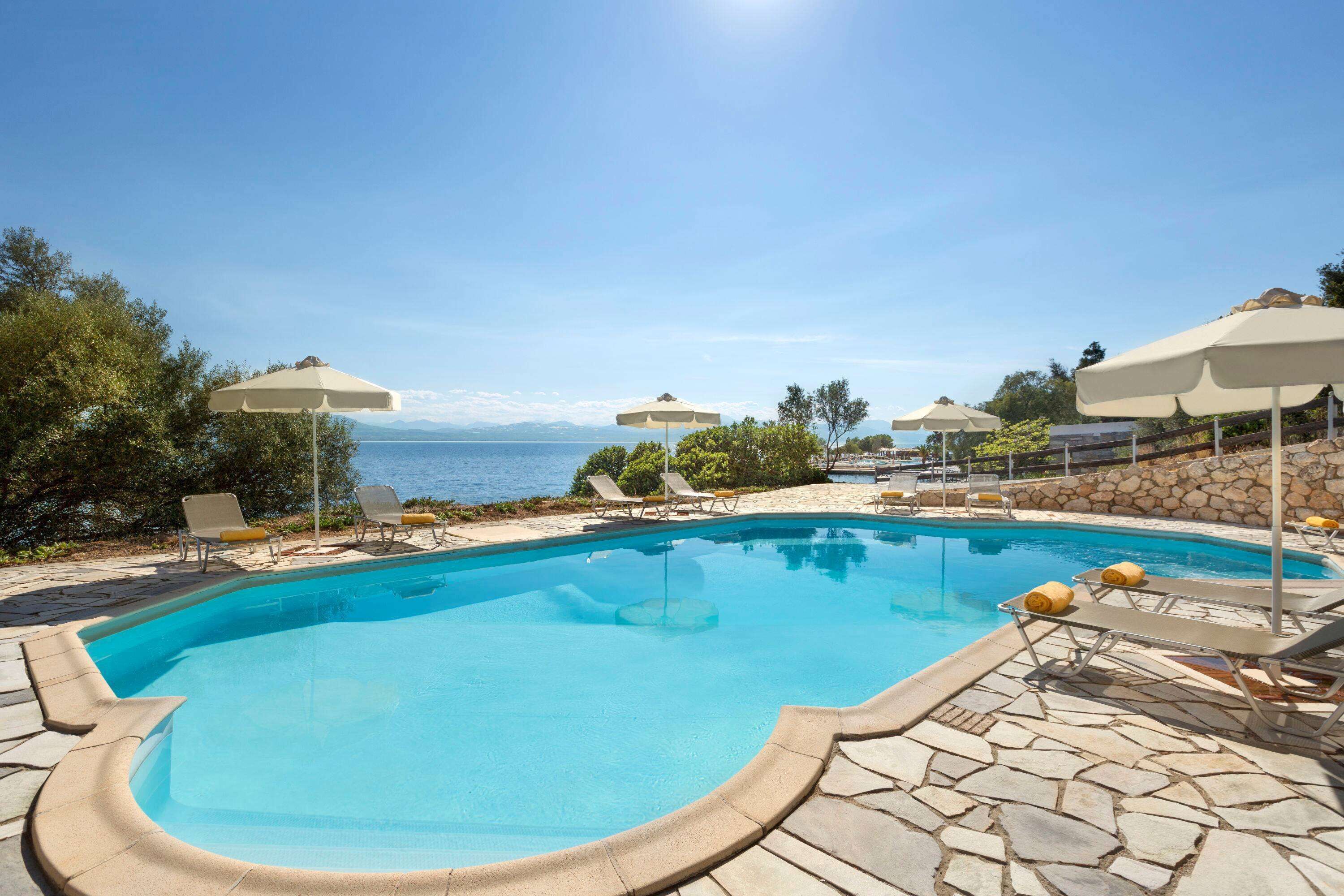 Indoor pool, seasonal outdoor pool, pool loungers