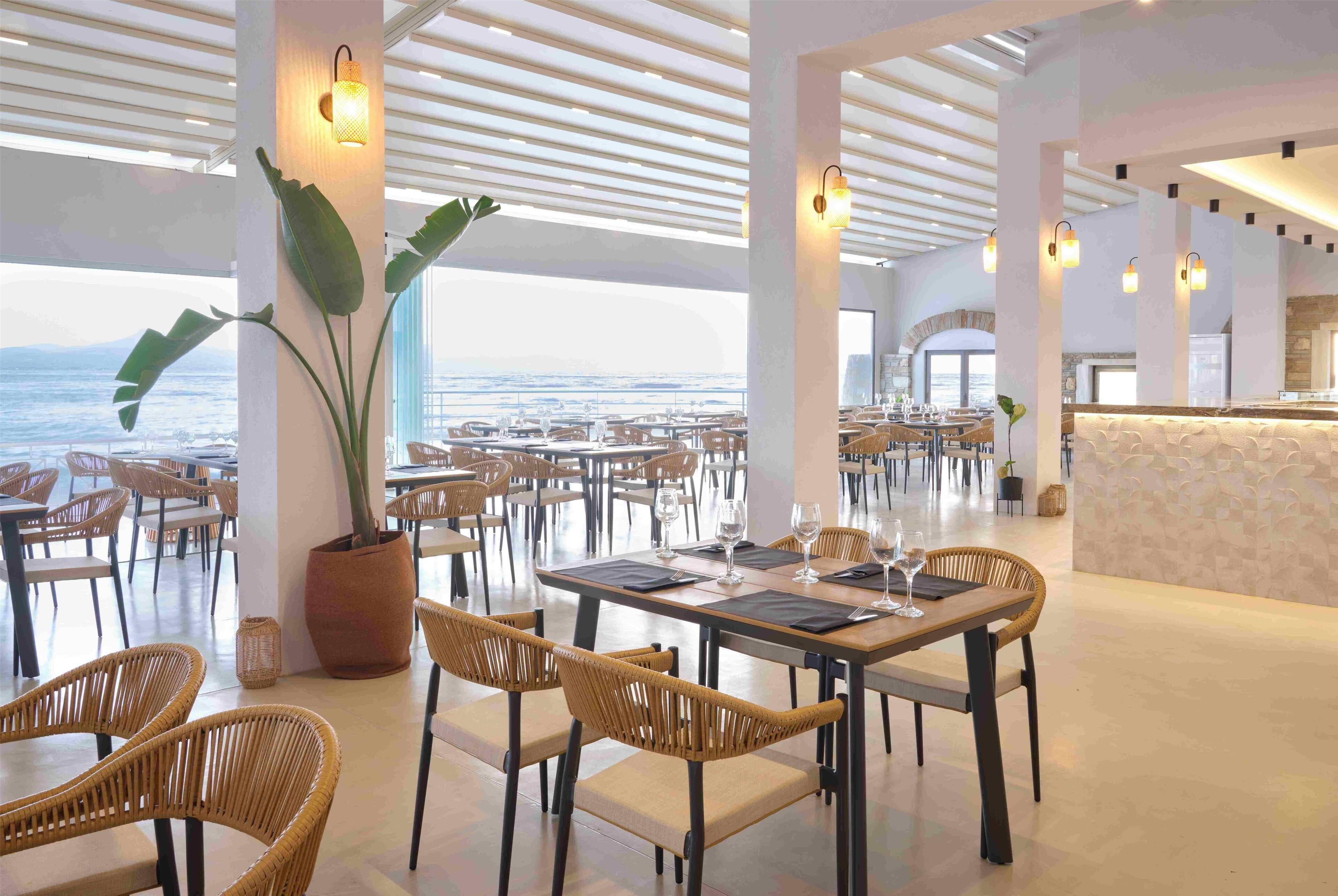 4 restaurantes; se sirven desayunos, almuerzos y cenas