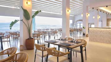 4 restaurantes; se sirven desayunos, almuerzos y cenas