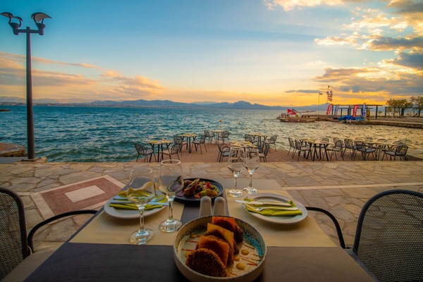 4 restaurants; breakfast, lunch, and dinner served