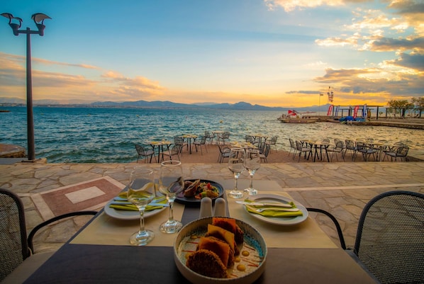 4 restaurants; breakfast, lunch, and dinner served