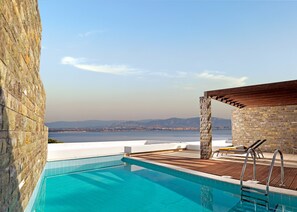 Ein Pool mit Blick auf Meer und Berge.
