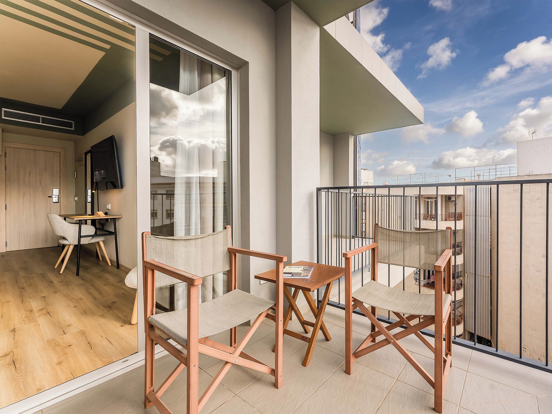 Minibar, Zimmersafe, Schreibtisch, laptopgeeigneter Arbeitsplatz